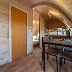 Borrett Escapes - Luxury Pods Lodge *